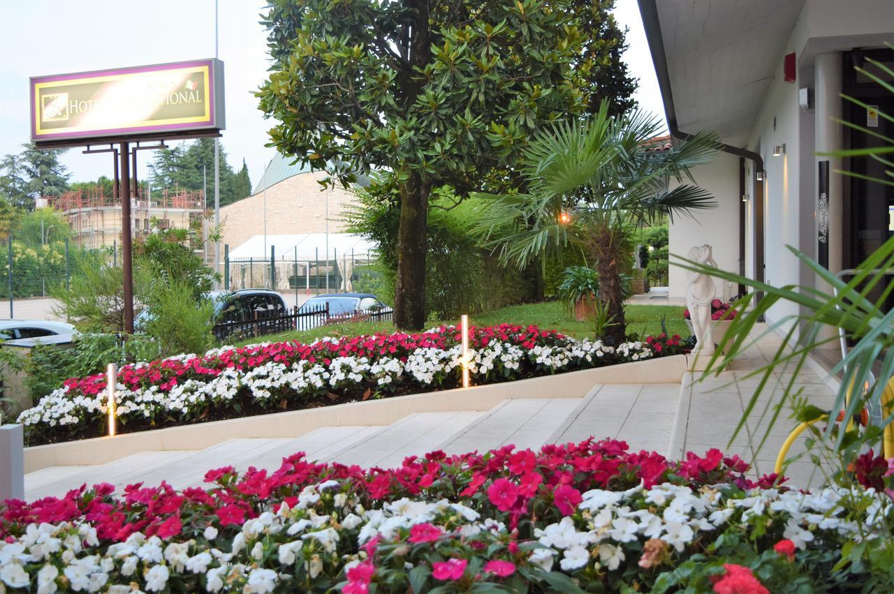 Hotel International Sirmione Bagian luar foto