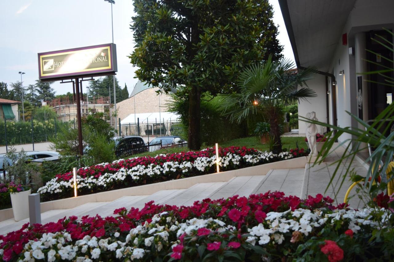Hotel International Sirmione Bagian luar foto